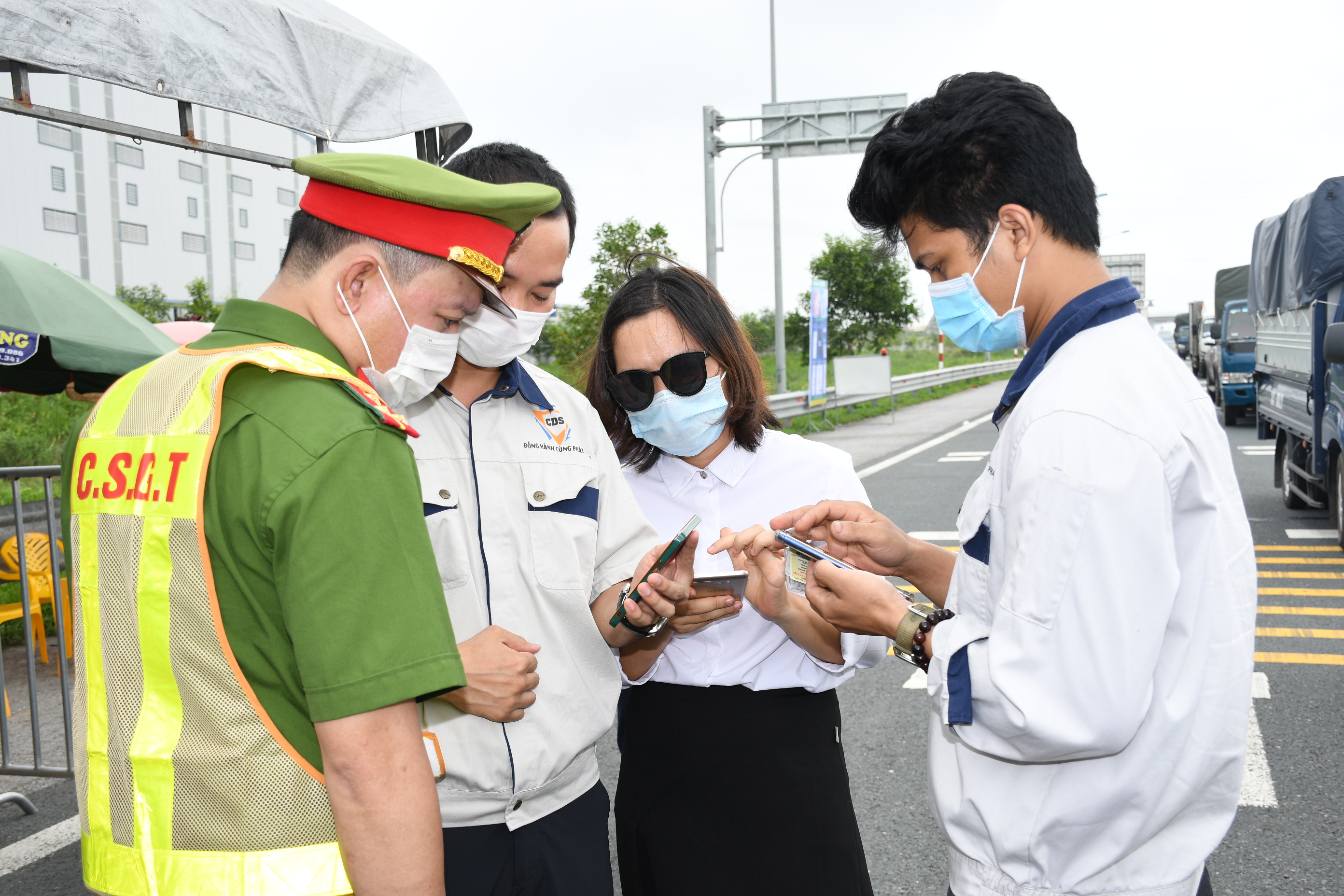 CSGT kiểm soát khai báo y tế trên nền tảng Cơ sở dữ liệu quốc gia về dân cư